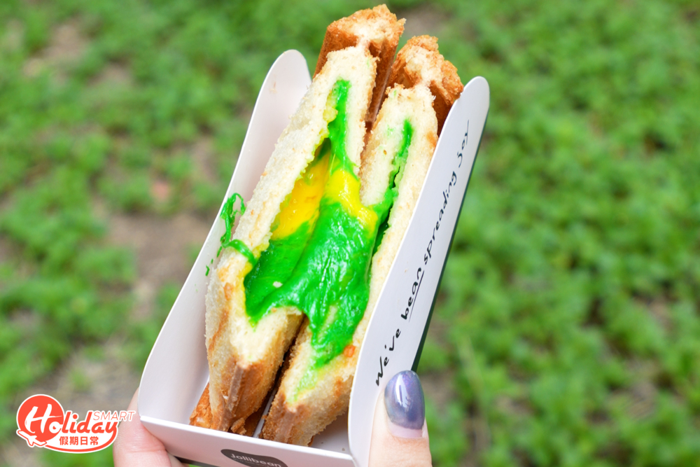 一拿上手，切成對半的吐司幾乎只見到綠色和黃色，有點失望。