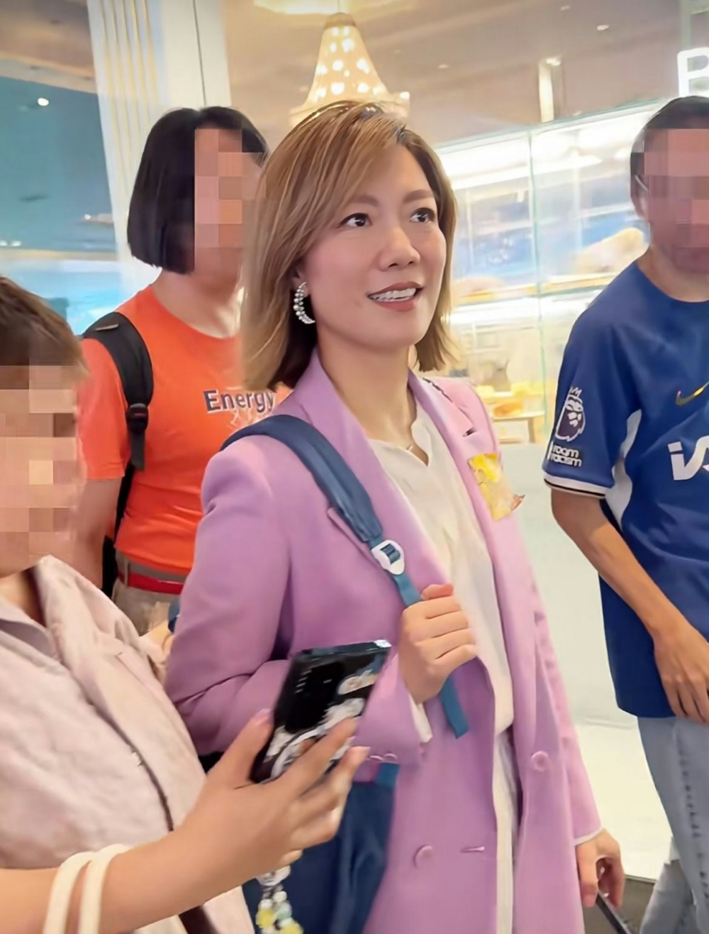 片中見龍婷人氣強勁，被粉絲包圍得水洩不通