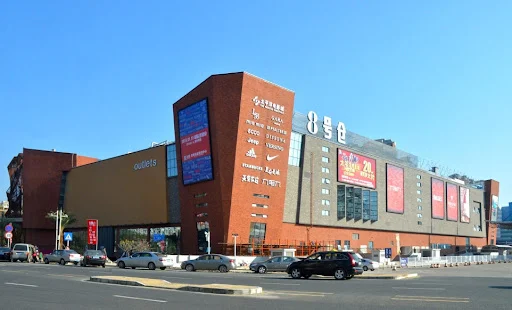 深圳8號倉奧特萊斯。