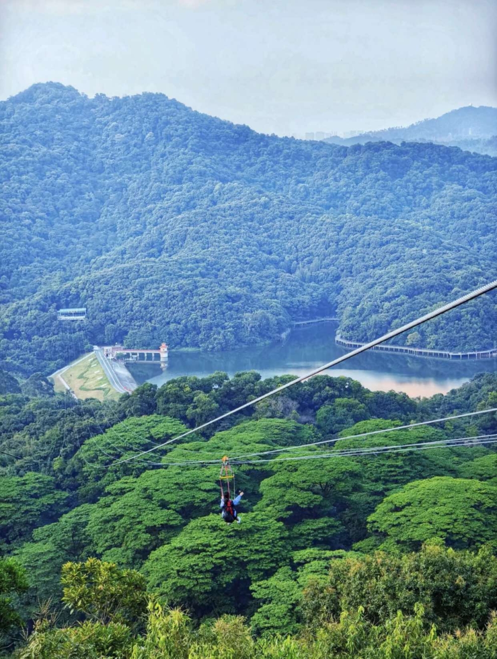 白雲飛索是中國最長的高空滑索，全長1489.9米，共有12條索道，上下各6道索，可體驗多人同時「齊齊飛」的樂趣！