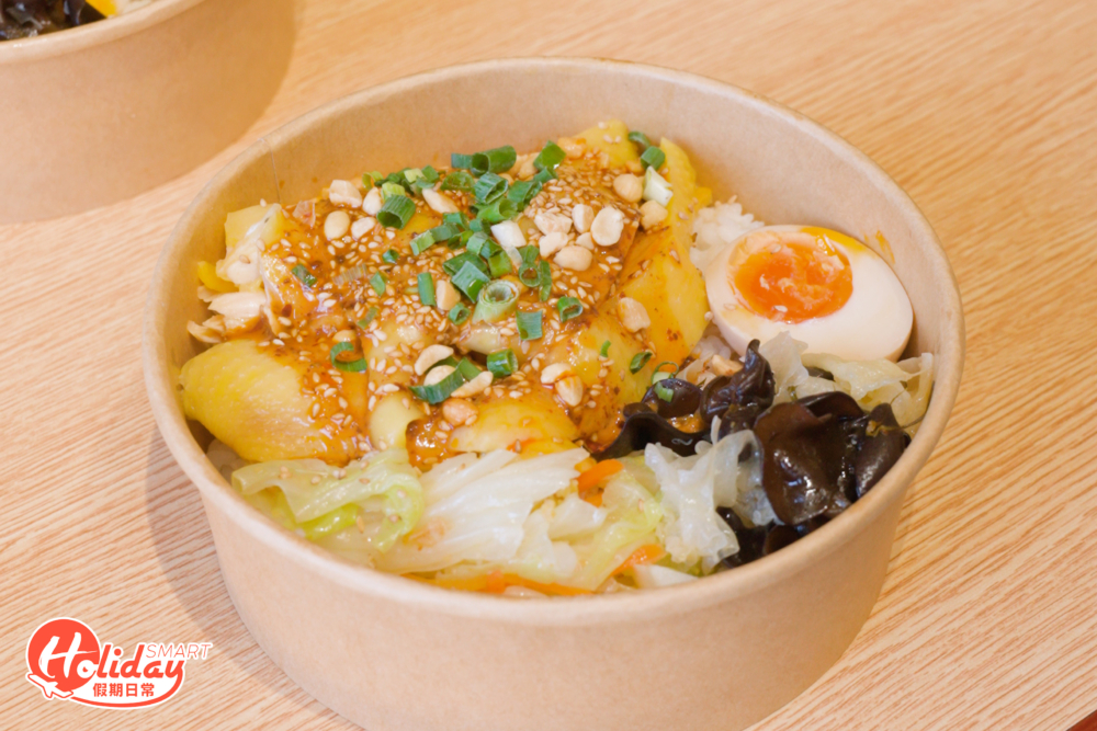 另一款招牌去骨口水雞飯，加入了花生與芝麻，香辣開胃亦富有層次。