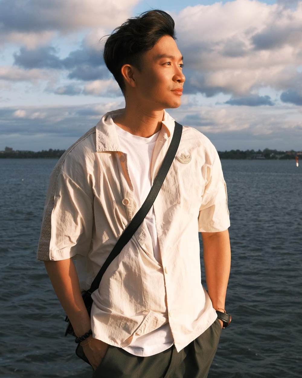 周志文離開TVB轉簽邵氏後，四年前再離巢，幕前工作量暴跌，難免給人女尊男卑的感覺