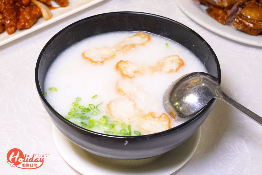 另外還有以沙田命名的雞粥,生滾上菜熱辣辣。