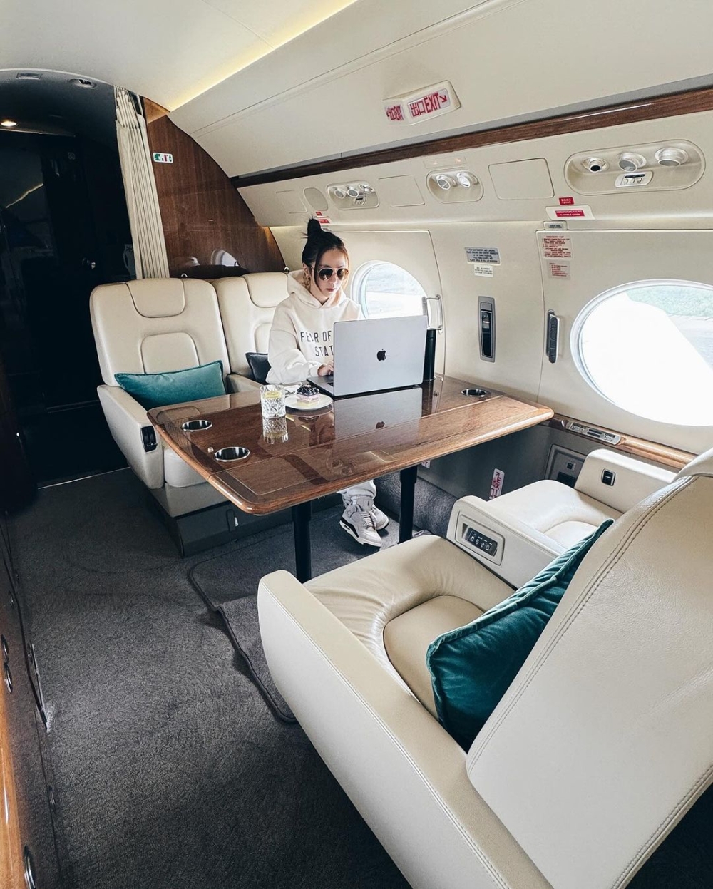 鄧紫棋經常要飛勻世界各地出Trip，因此當然不少得要搭私人飛機！