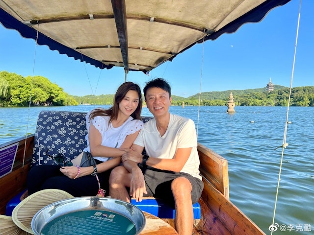 李克勤與前港姐冠軍太太盧淑儀婚後育有大仔李立仁(Ryan)和細仔李力司(Rex)