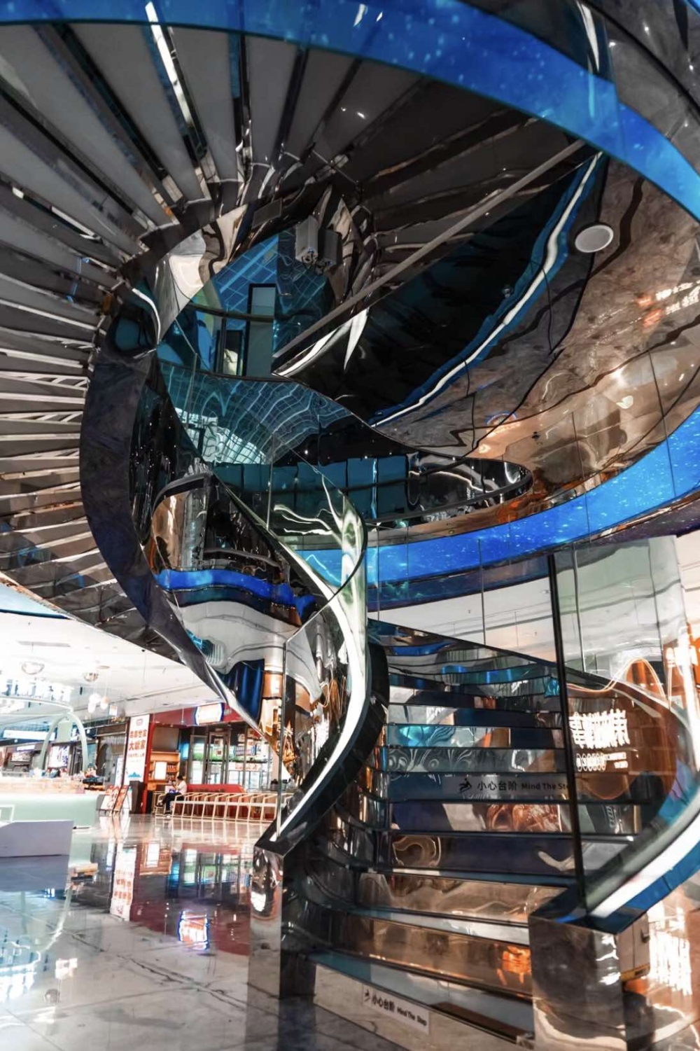 龍崗萬達廣場是以科幻為主題特色的大型商場！