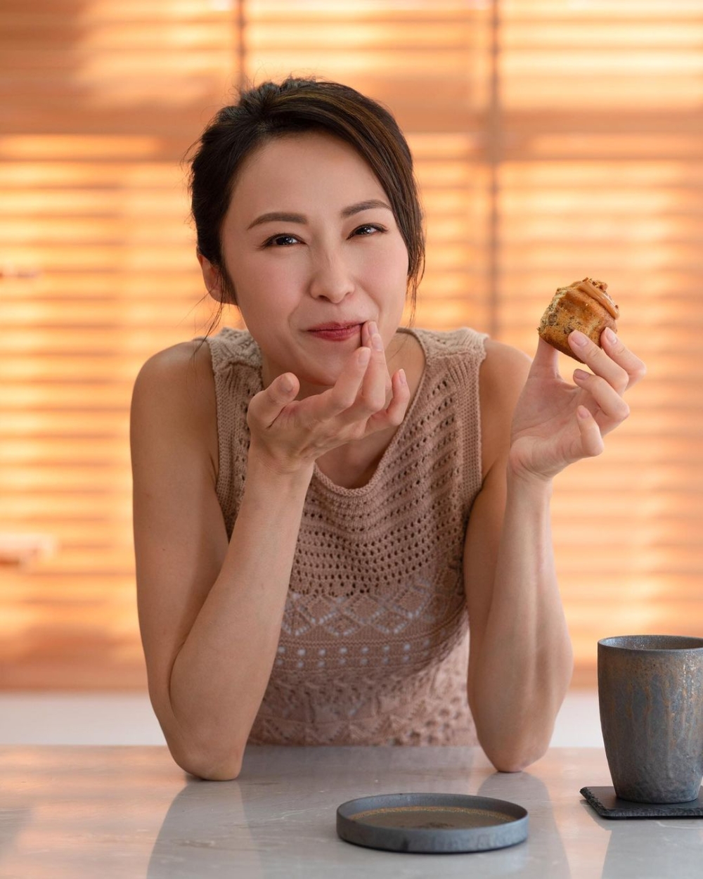 現年36歲的湯怡身兼多職,除了是一位演員外,亦是一位蛋糕店的老闆娘