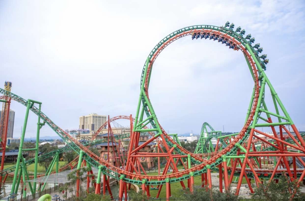 獨創的雙軌雙車過山車「雙龍飛舞」，可乘坐、可懸掛、可單雙軌相互變化！