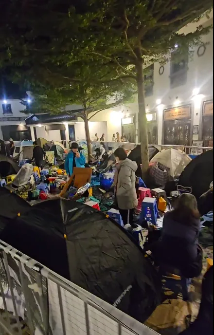 於昂坪紮營的姜糖人數至少有七八十人,場面相當震撼