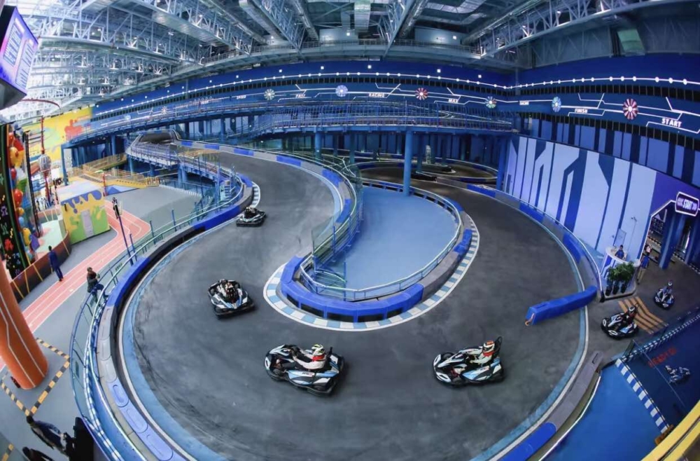 「瘋狂卡丁」穿梭首個立體雙層賽道全長560米，乘坐法國製造的無燃煙電動賽車，最高可達70km/h時速！