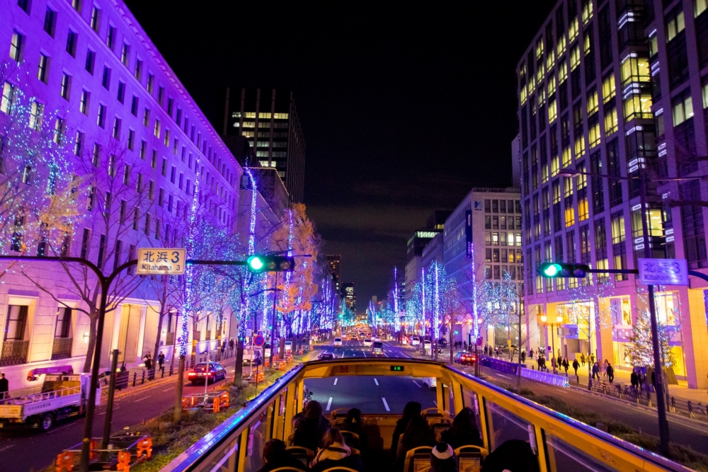 大阪近鐵巴士在「大阪·光之饗宴活動」期間再度推出開篷巴士觀光路線「Osaka Sky Vista」，讓遊客能以更多不同角度及位置觀賞燈飾及點燈活動！