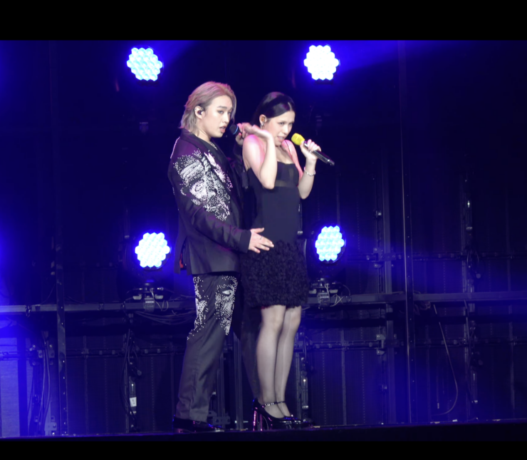 期間兩位表現投入，緊貼熱舞又摸又掃，令在場觀眾的尖叫聲此起彼伏。