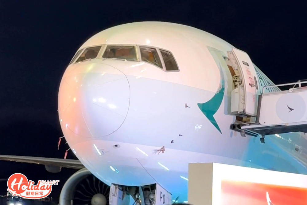 國泰航空於2024年10月升級改造波音777-300ER客機並分成三個客艙，合共361個座位，包括45個可平躺商務客艙座位，48個特選經濟客艙座位以及268個經濟客艙座位。