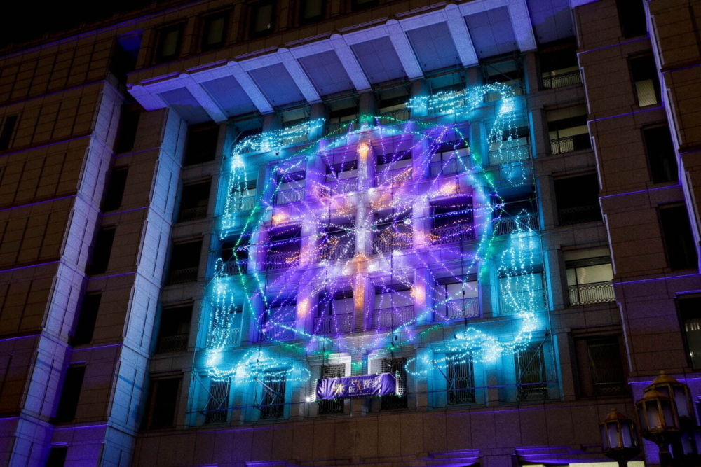 利用光影技術裝飾市政府大樓正面，打造出一條「光之隧道」～