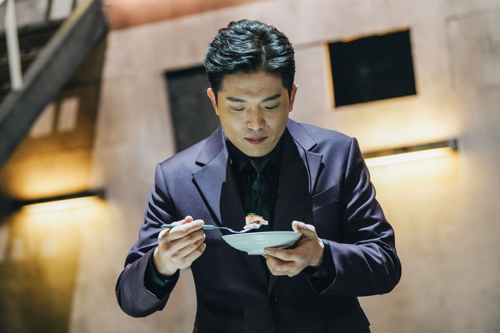 安成宰在《黑白大廚:料理階級大戰》對料理的要求相當嚴格,十分注重烹飪方式及技巧、對食材的掌握度及料理的完成度等專業層面!