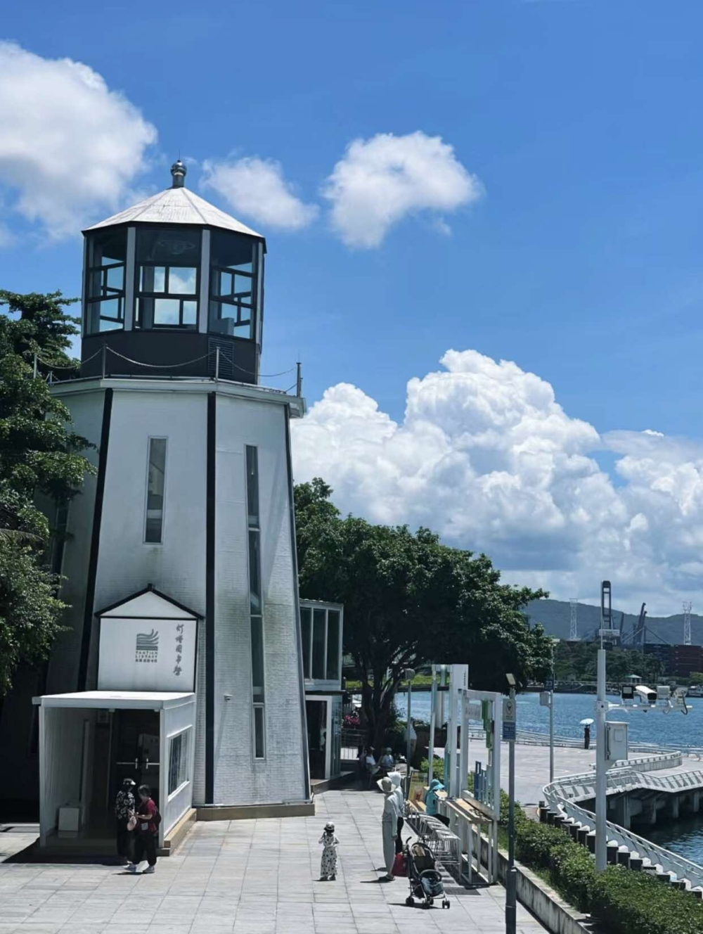 深圳燈塔圖書館。