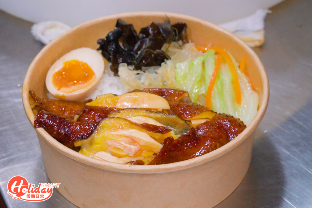 店家炮製招牌豉油雞飯以三黃雞入饌，選用來自本地及台灣品牌的豉油，味道更香濃。