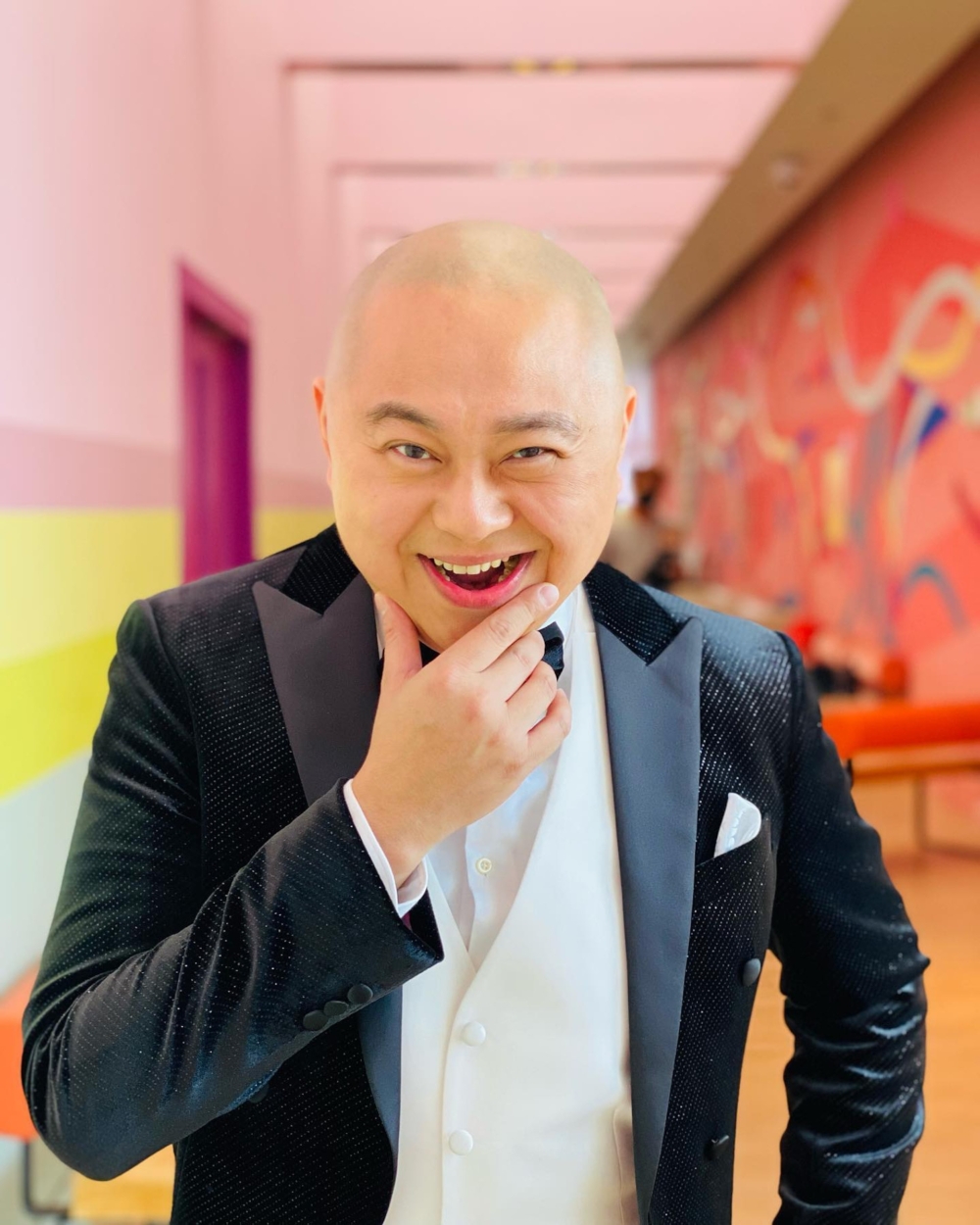 林盛斌在IG上分享一張一家六口在家中打麻將的合照,意外令使其豪宅內部曝光