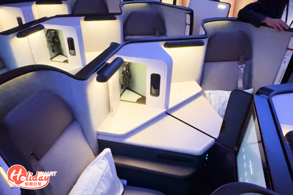 中間座位設有伸縮隔板，可選擇拉上以增加私隱，亦能打開與旅伴一同體驗飛行旅程。