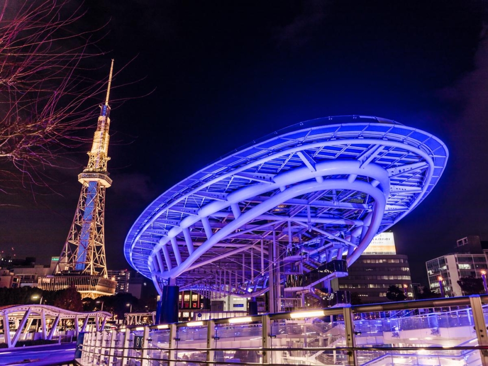 綠洲21 最大亮點就是遊浮在空中的14米高玻璃屋頂「水的宇宙船」,猶如宇宙太空船,尤其入夜後亮燈十分吸睛!