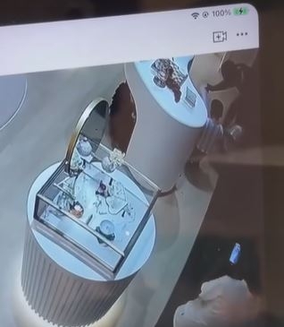 及後身旁一名男子觸摸「兔耳」並移動雕塑,似乎發現不妥