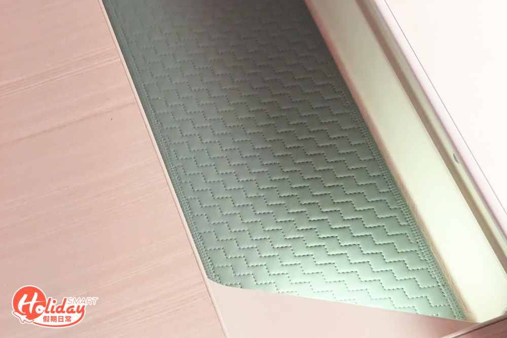 儲物空間都更加充裕，木紋側桌下方設有採用人造皮革隔層的抽屜，可供存放護照、眼鏡、手錶和錢包等。