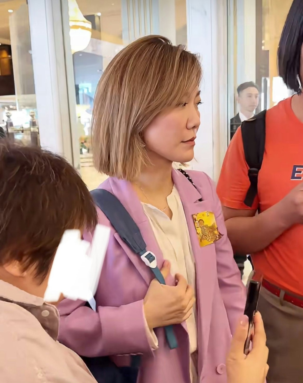 見龍婷起初依然保持冷靜，可是被瘋狂粉絲追趕期間就突然收斂笑容