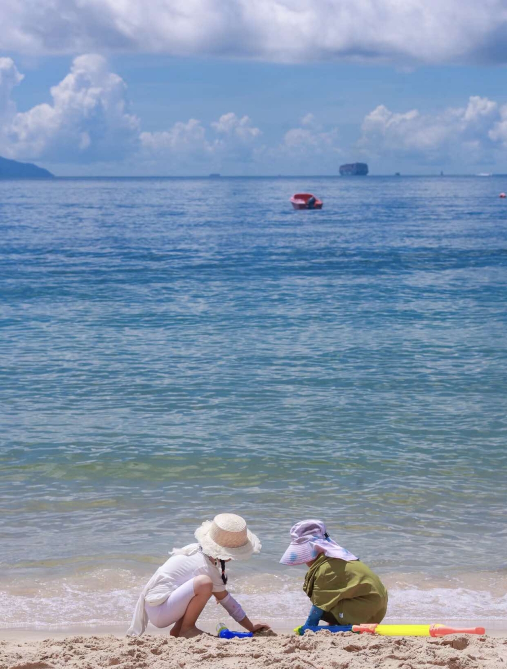 大梅沙海濱公園不但可以在海灘漫步觀賞海景,更有各式各樣的水上活動可以體驗,包括水上單車、水上飛車及空中降落傘等~