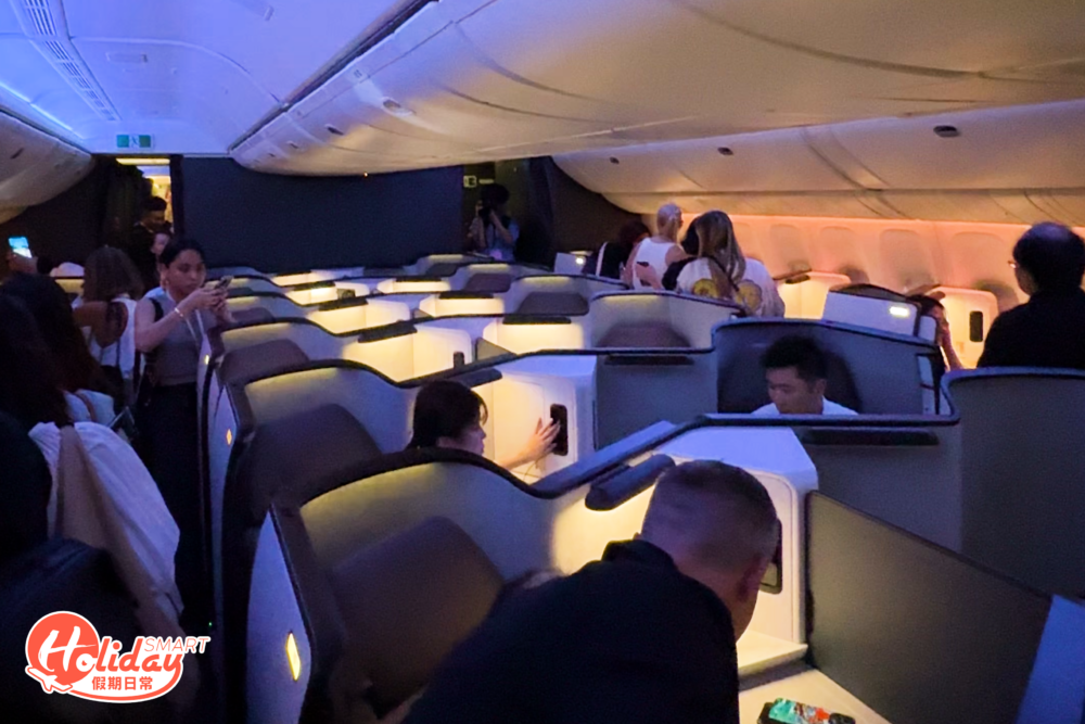 新推出的爾雅商務客艙保留了現有國泰商務客艙深受顧客喜愛的反魚骨式座位排列，空間充裕的睡床和足夠的儲物空間等，與此同時亦加入一系列新設計和新功能。