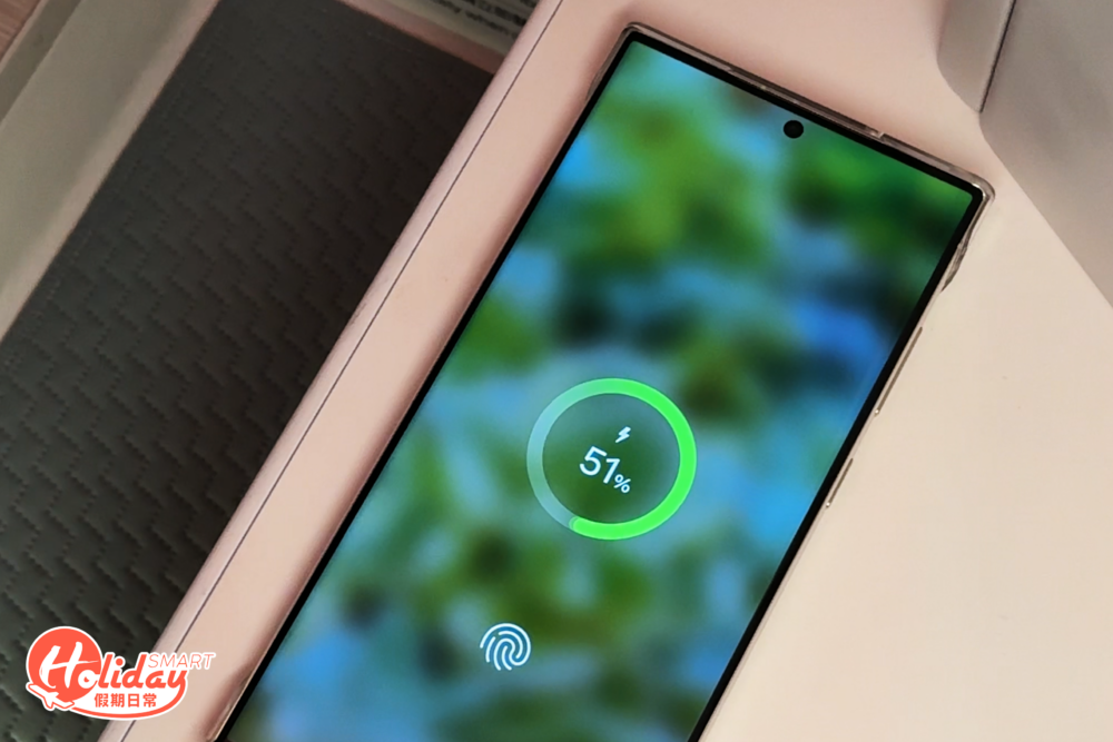 座椅側面的小桌內建無線充電器，將智能手機或其他個人裝置放在其大理石紋面板上的指定位置，就能輕鬆充電！