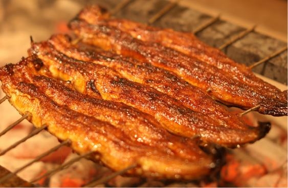 鰻魚全部新鮮剖殺，並以長炭烤制