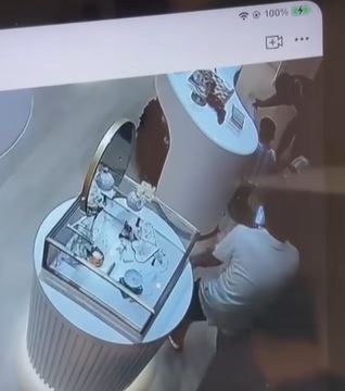過程中另有一位白衫男子曾以手機拍下3人的行為,惟未知他們是否同行
