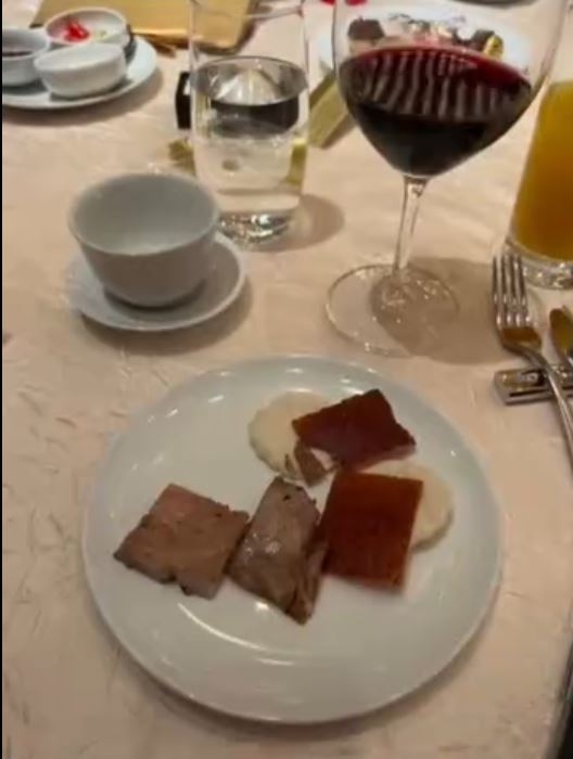 一名女網紅偷偷走入婚宴大快朵頤