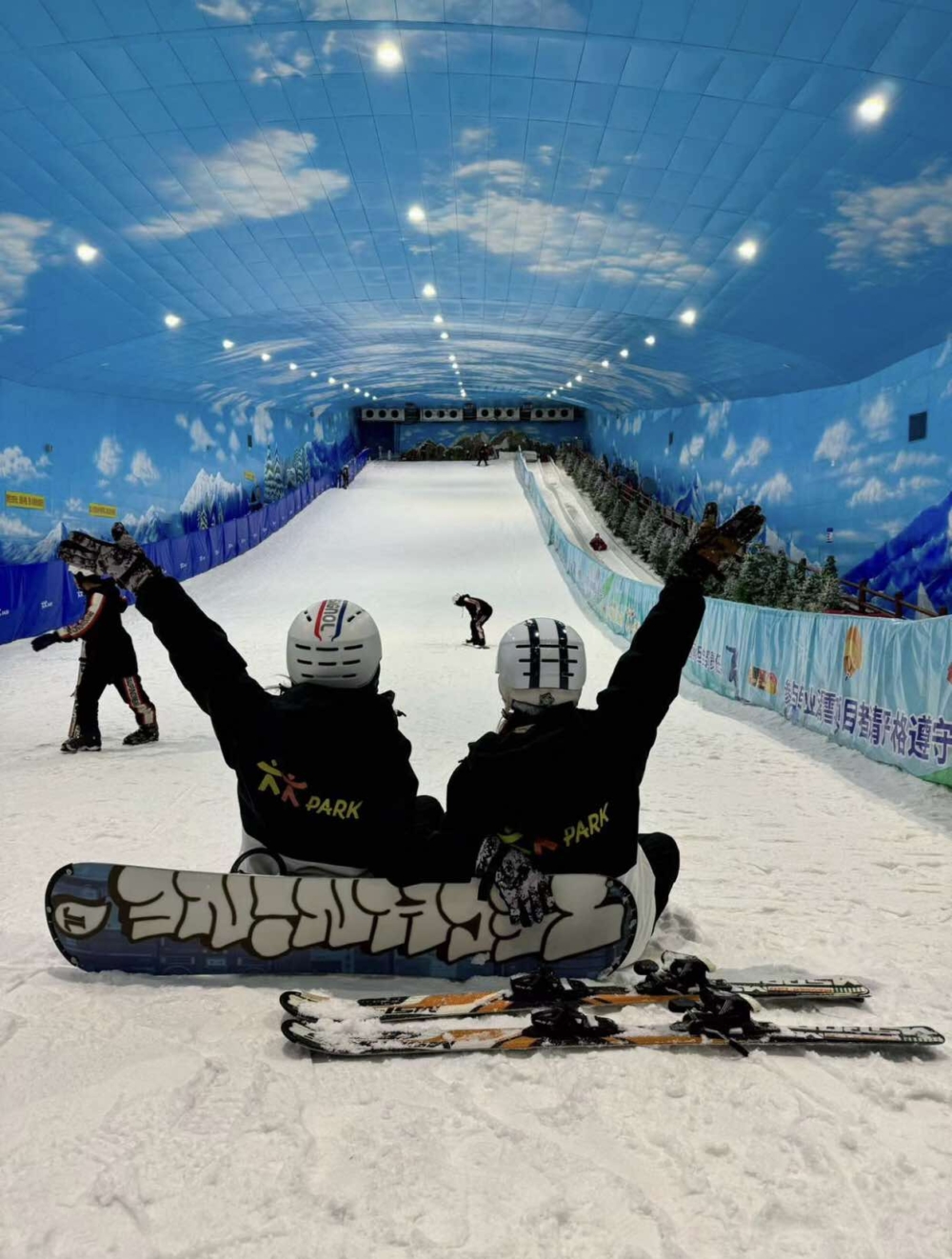 「阿爾卑斯冰雪世界」位於深圳世界之窗內的冰雪樂園，最大的亮點就是模擬了阿爾卑斯山的雪景！