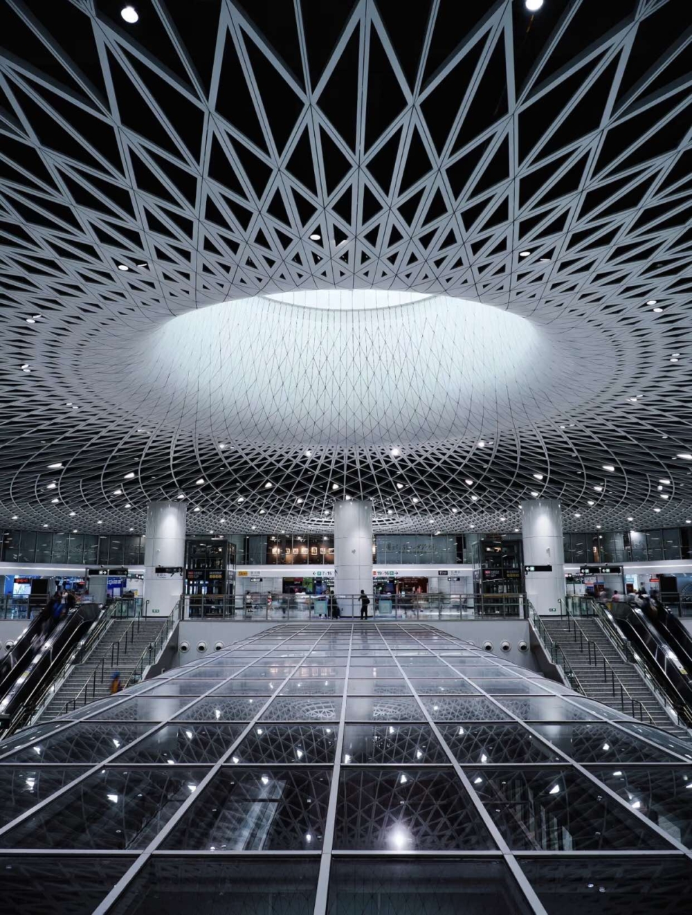 「深圳之眼」崗廈北站以核心天井為基點，大穹頂天眼以「費馬螺旋」數學原理織構，乍看之下猶如綻放光芒的星空，給人「未來都市」的強烈即視感～