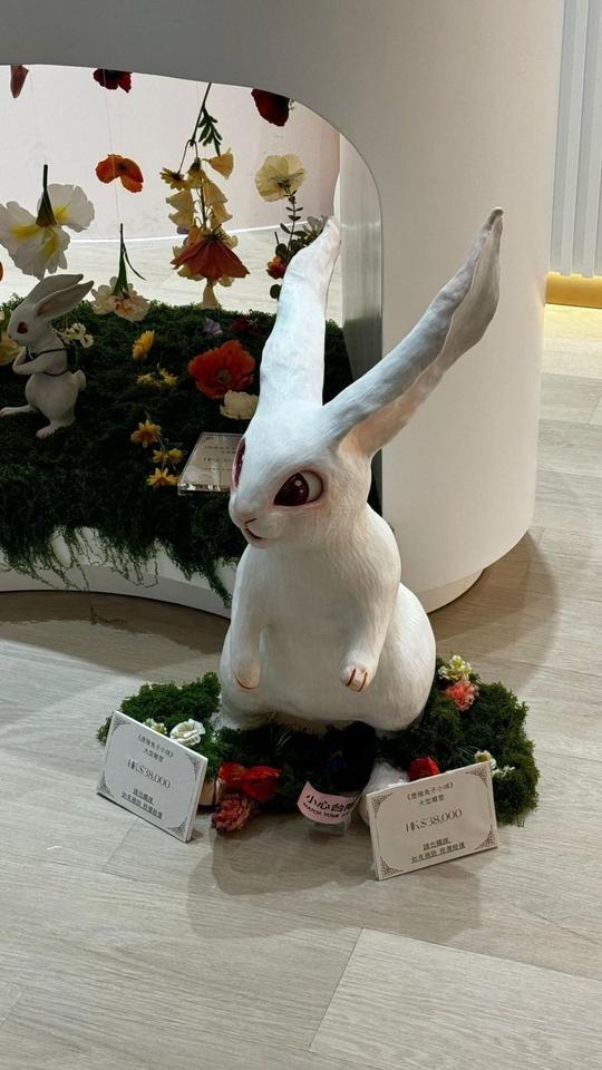 大型兔子雕塑有標明「HK$38000,請勿觸摸,如有損壞照價賠償」
