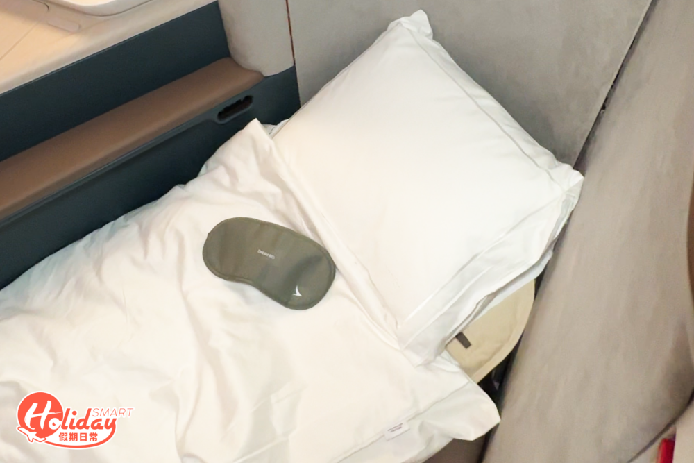 還可以以一觸式調校座椅至不同預設位置，包括滑行、起飛、降落、休憩及睡床。