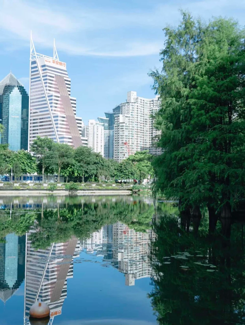 荔枝公園設有古樸小橋、花廊竹徑、亭台樓閣、古樹植物等,景色宜人~