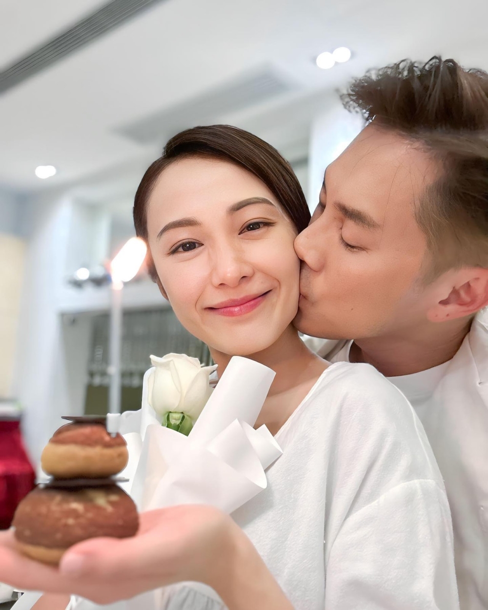 近日湯怡就為自家餅店,在社交平台發文請全職員工