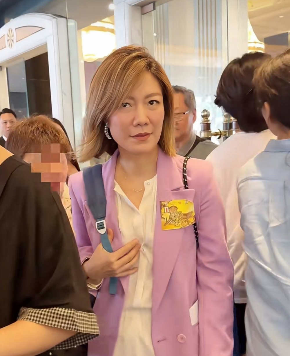 期間有瘋狂粉絲捉住龍婷不放，摸龍婷背脊，似乎想同偶像打卡