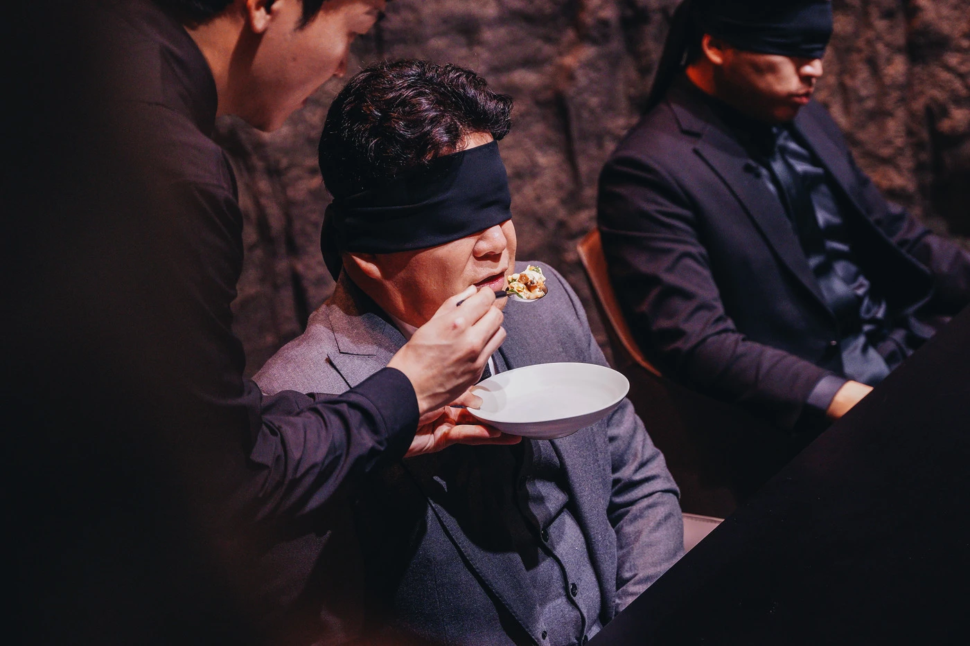 《黑白大廚:料理階級大戰》採取「矇眼盲測」方式,讓兩位評審矇住雙眼,只憑嗅覺及味覺來品嚐食物的滋味,單純根據料理的美味來評分,大大增加了比賽的刺激感!