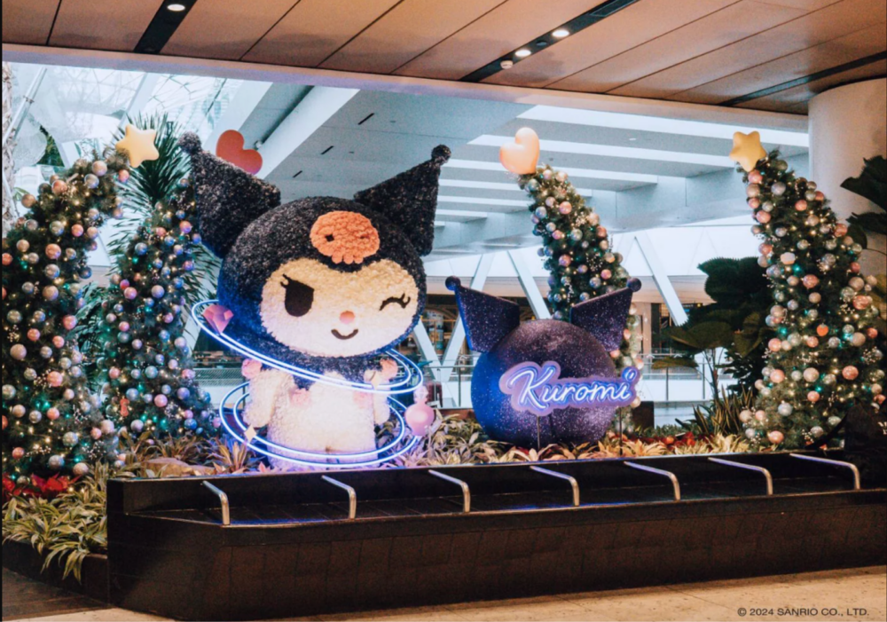 超人氣的Kuromi隱藏在1號航廈入境區的聖誕造景中！