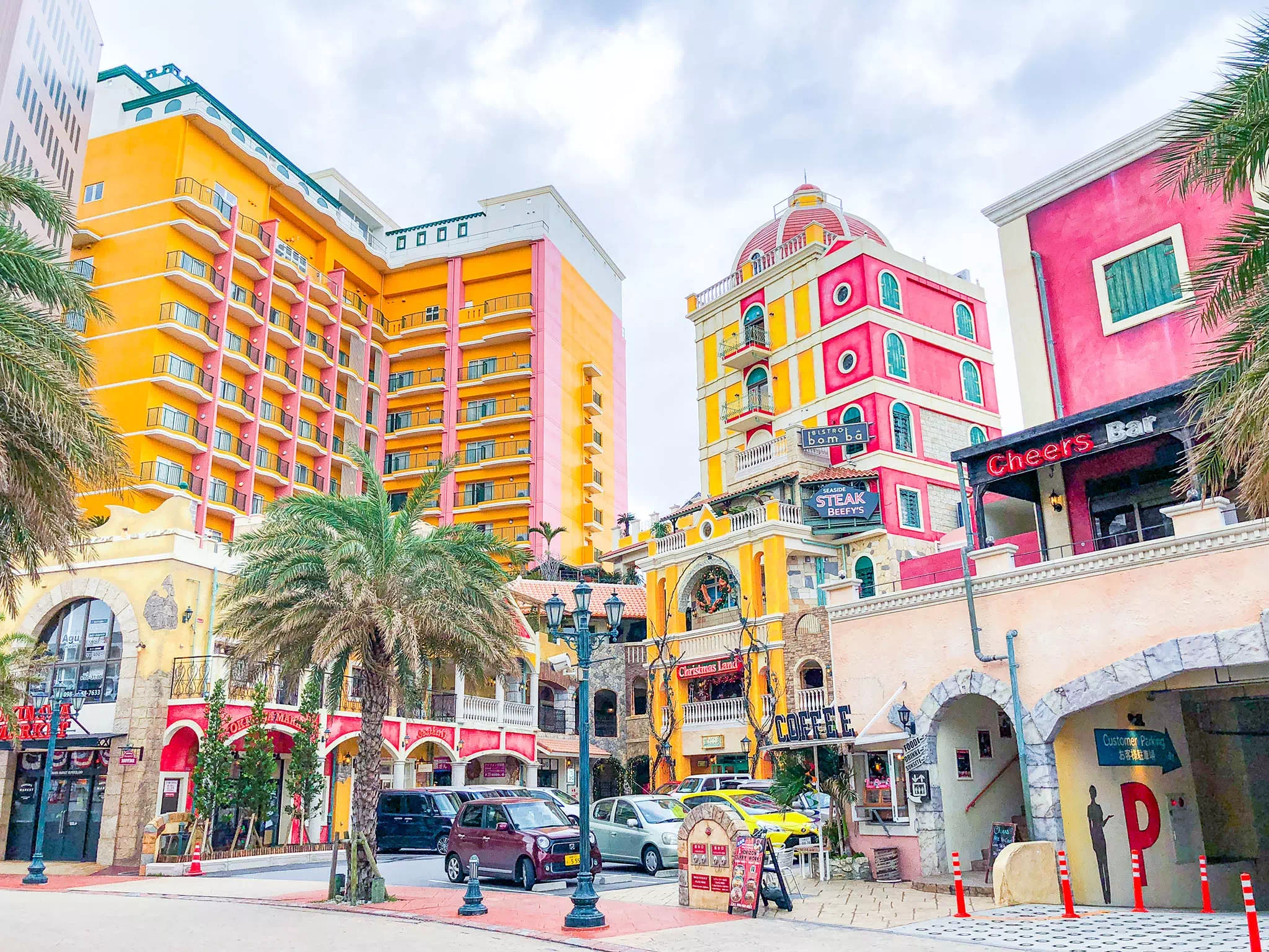 美國村是位於沖繩中部北谷町的大型購物中心，集美食、血拼、海灘魅力於一身，色彩繽紛的建築及街區，猶如一座遊樂園！