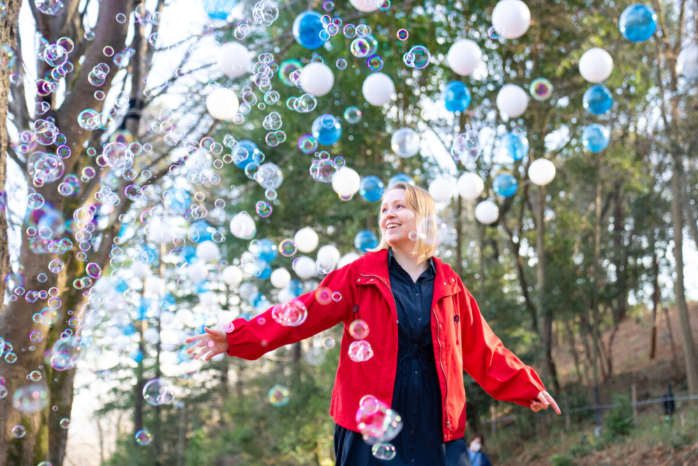 使用氣球打造出一條冬季奇幻之路！