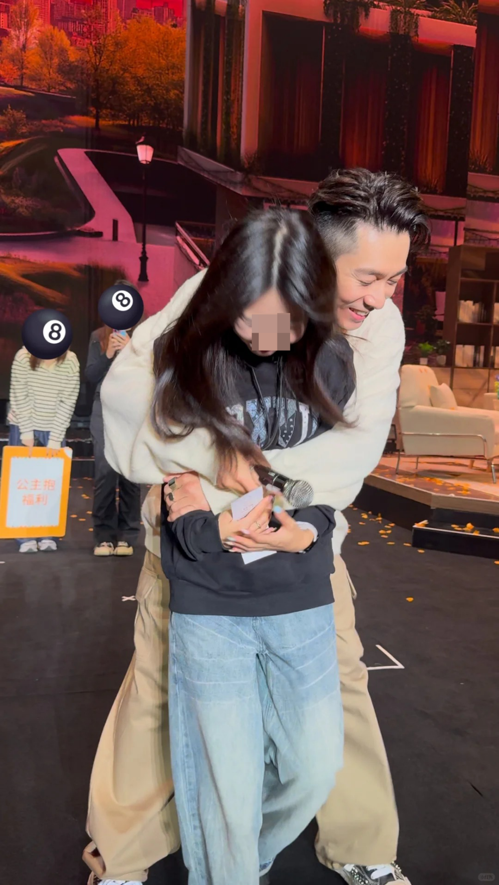 網友：「人家有老婆了還十指緊扣～不會注意點分寸感」