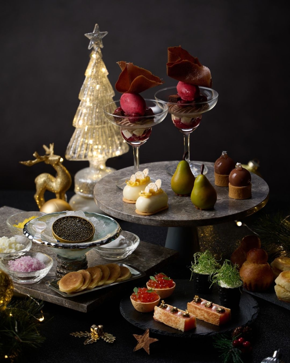 香港嘉里酒店：「冬日閃耀綻放」魚子醬節慶下午茶。