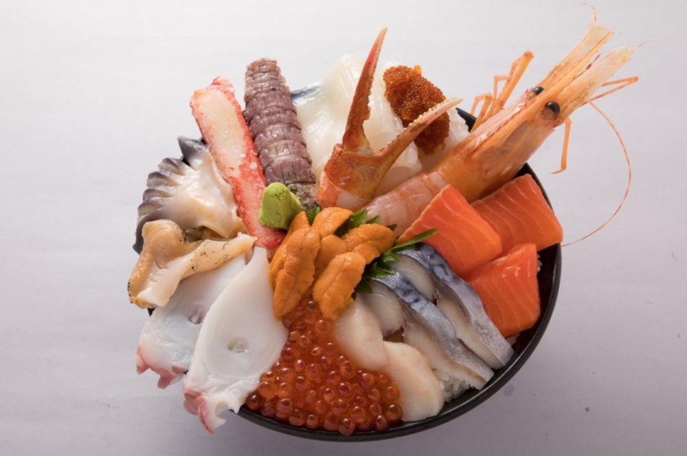 小樽三角市場可以品嚐物美價廉的海鮮及使用北海道當地食材製作的料理～