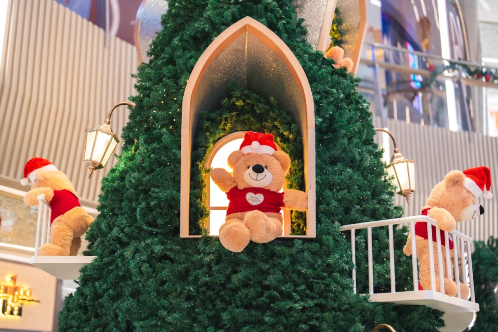 數十隻萌爆的小熊將乘著聖誕禮物盒從天而降！