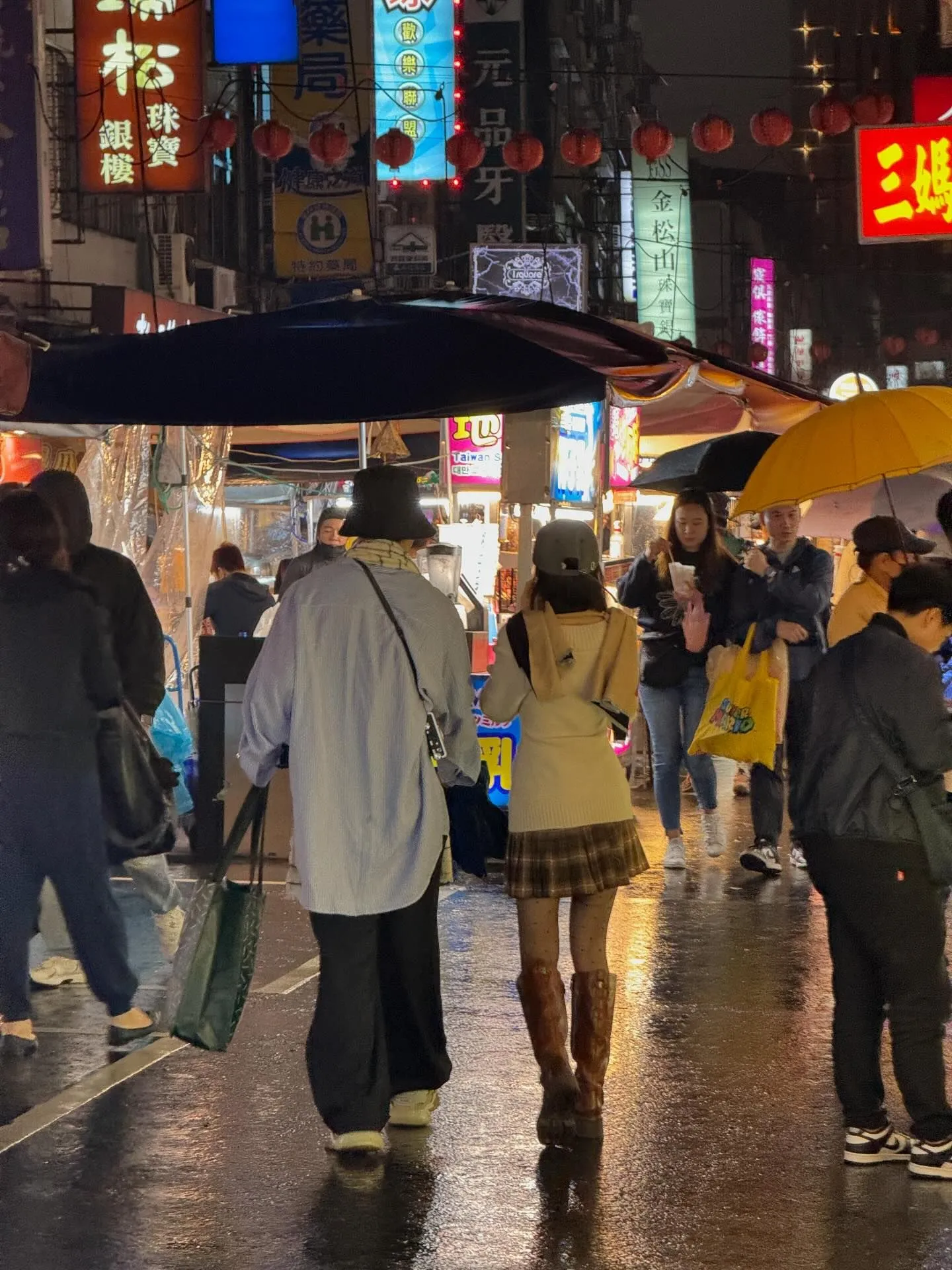 其中一張更有影到女方的側面,與林明禎似到足。