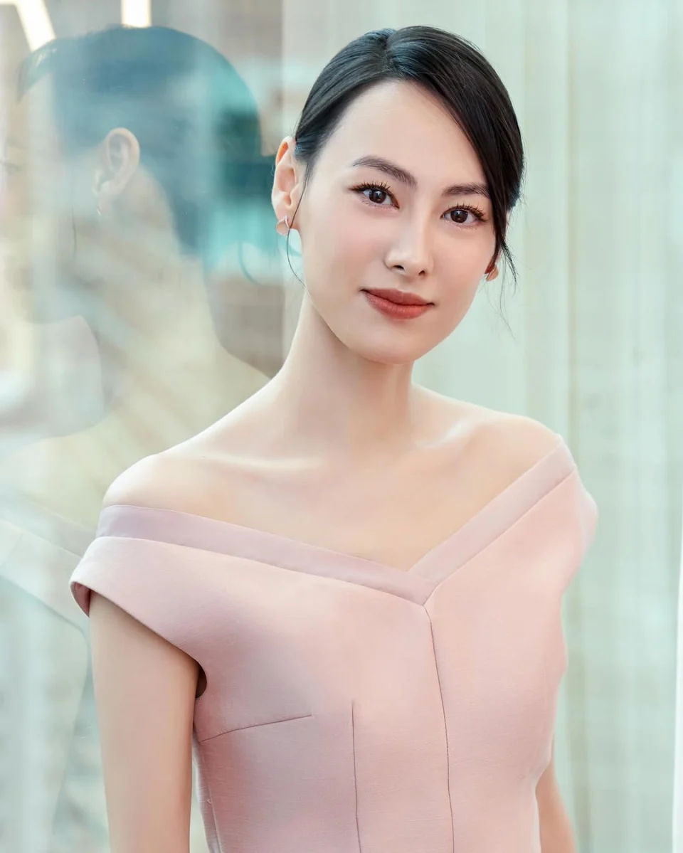 現年36歲的梁洛施（Isabella），曾與香港首富李嘉誠兒子李澤楷相戀